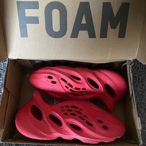 Yeezy foam runners, Red.
